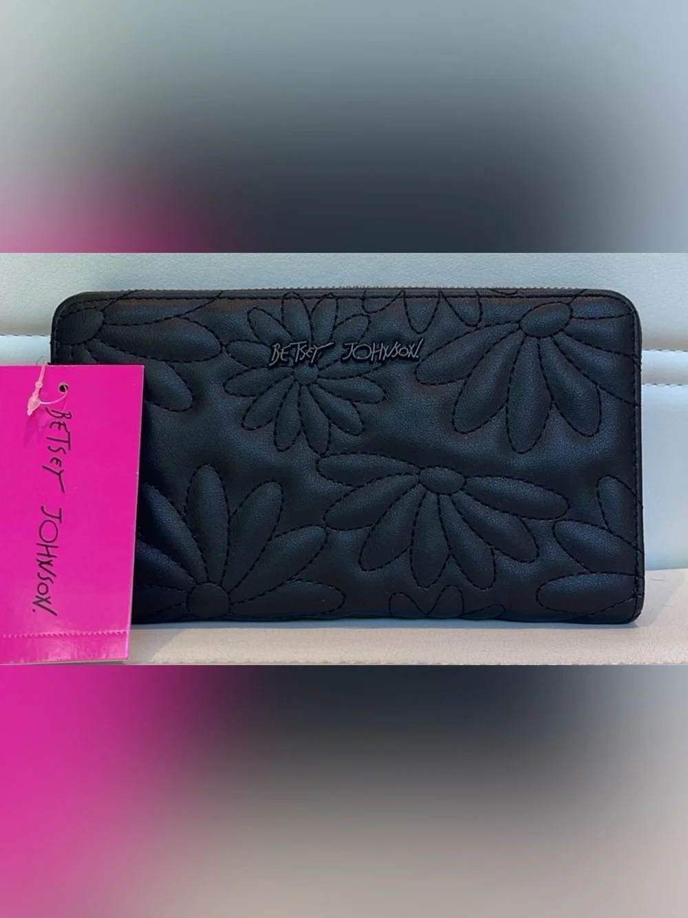 Betsey Johnson NWT Black Quilted Daisy Floral Wristlet Wallet Zip Around Flower